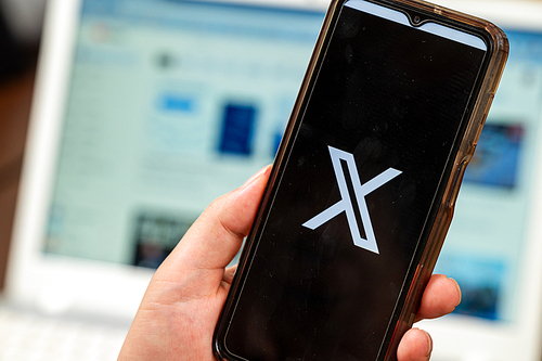 2023년 8월 서울 - 트위터의 새로운 로고 X가 보이는 스마트폰 화면