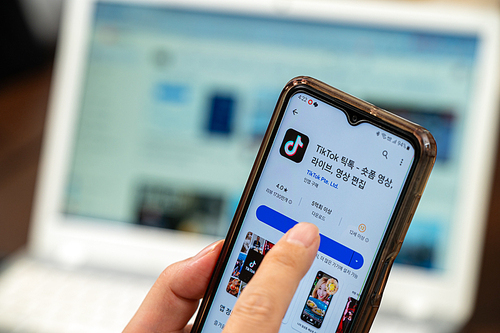 2023년 8월 서울 - 소셜미디어인 틱톡의 서비스화면이 보이는 스마트폰 화면