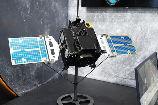 성남, 한국 - 2023년 10월 21일 : 서울 에어쇼 ADEX 2023에 전시된 대한민국 최초 달 탐사선 다누리호 모형
