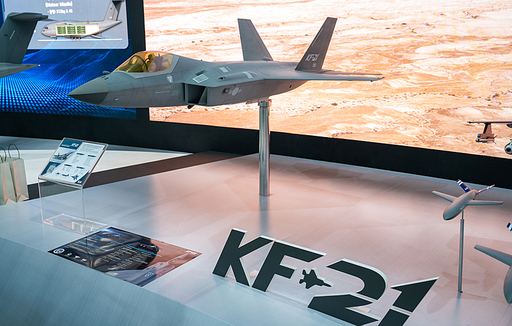 성남, 한국 - 2023년 10월 21일 : 서울 에어쇼 ADEX 2023에 전시된 KF-21 보라매 모형