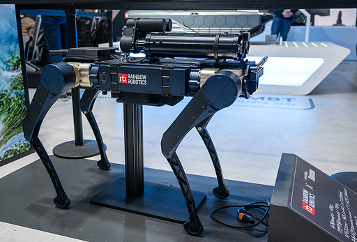 성남, 한국 - 2023년 10월 21일 : 서울 에어쇼 ADEX 2023에 전시된 사족보행 군사용 로봇
