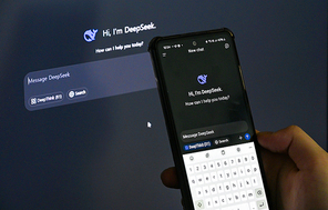서울, 대한민국 - 2025년 2월 17일 : 컴퓨터와 스마트폰에서 DeepSeek을 사용하는 사용자가 