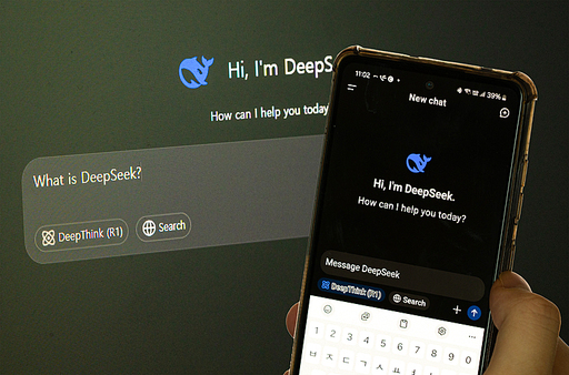 서울, 대한민국 - 2025년 2월 17일 : 컴퓨터와 스마트폰에서 DeepSeek을 사용하는 사용자가 DeepSeek이란 무엇인가?라는 질문을 입력합니다