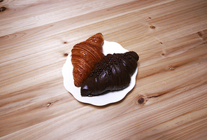흰접시 위에 놓인 오리지널 크루아상과 초콜렛을 바른 크루아상