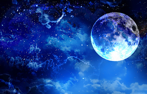 파란 달과 구름 낀 파란 밤하늘