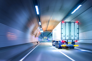 빠른 배송을 위한 터널을 통과하는 물류 트럭