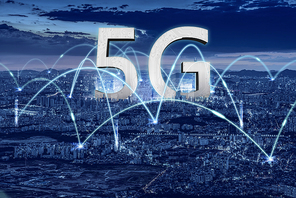 4차 산업혁명을 위한 5G 네트워크 무선 시스템을 사용하는 가상의 도시 스카이 라인과 사물의 인터넷, 스마트 도시와 통신 네트워크등을 표현한 개념도.