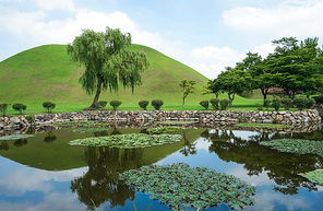 경주 대릉원 연못 풍경