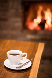 따뜻한 벽난로와 커피 한 잔