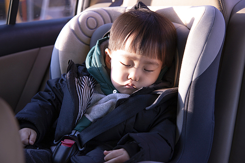 자동차 카시트에서 자고 있는 어린이