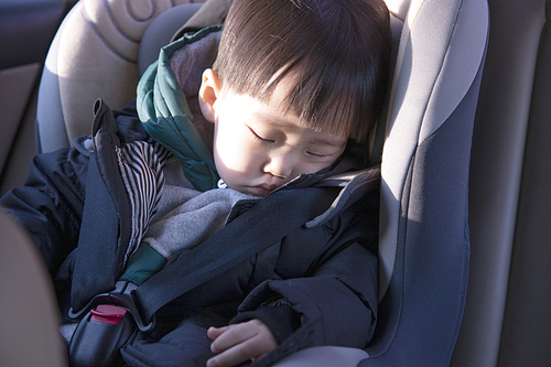 자동차 카시트에서 자고 있는 어린이