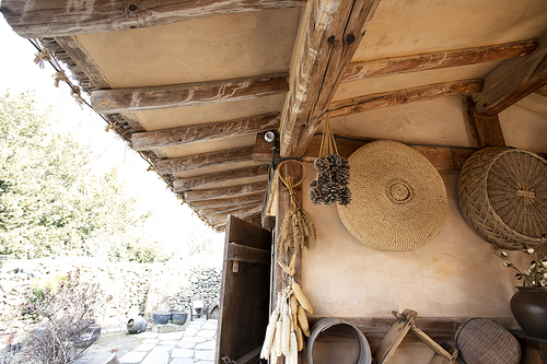 한옥의 벽에 걸려있는 전통 생활용품
