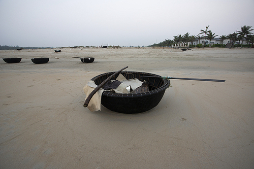 베트남 전통 어선이 있는 해변