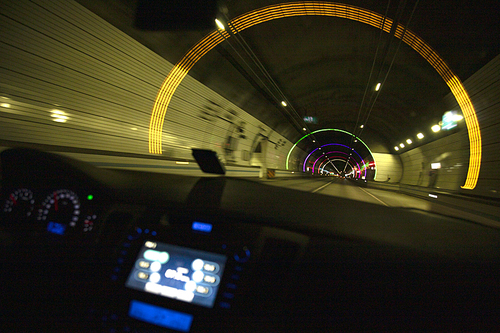 터널을 달리는 자동차