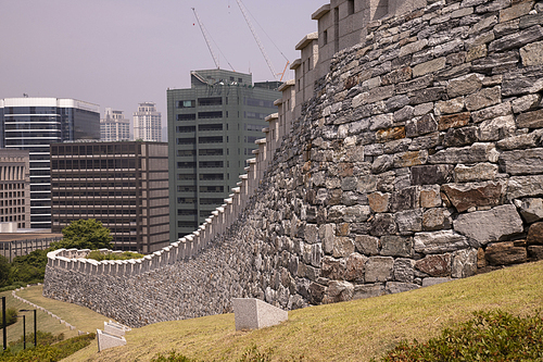 도시의 성벽과 빌딩