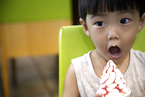 아이스크림을 먹는 아이