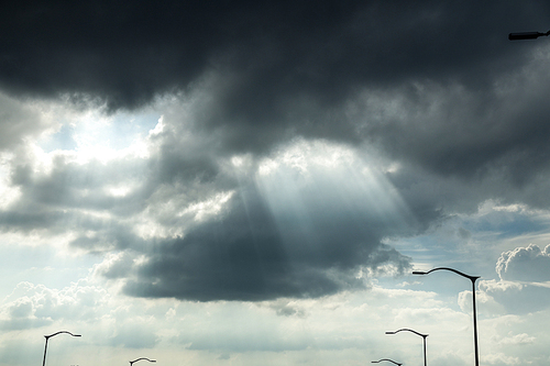 도로위의 구름사이로 내리는 빛내림 현상