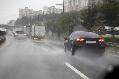 비오는날 도로위 자동차