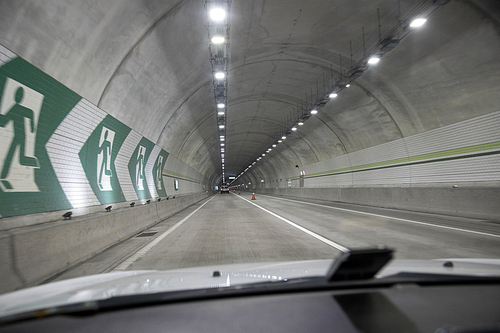 터널을 달리는 자동차