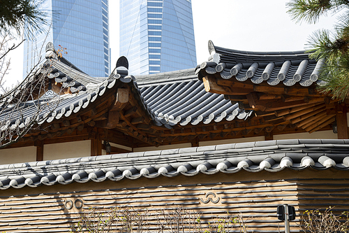 한국전통 한옥과 고층빌딩