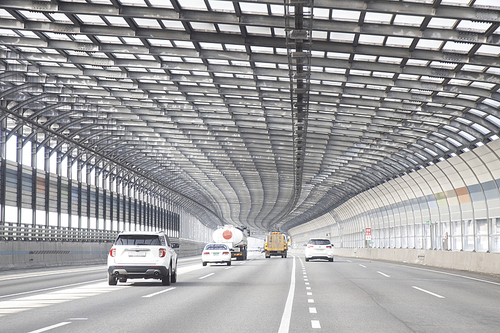 방음벽 터널 도로위를 달리는 자동차