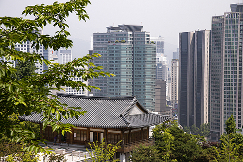 도시의 빌딩과 한국전통 한옥