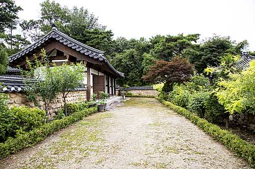 한국전통 한옥집의 대문과 담장