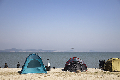 바닷가에 설치된 텐트