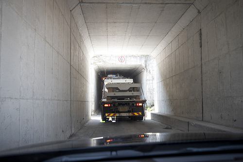 터널을 지나는 대형 트럭