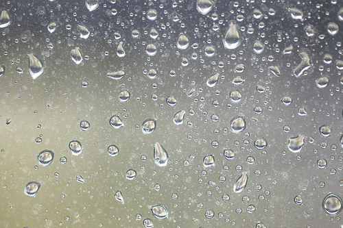 창가에 맺혀있는 빗방울