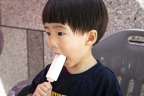 아이스크림을 먹고 있는 어린이