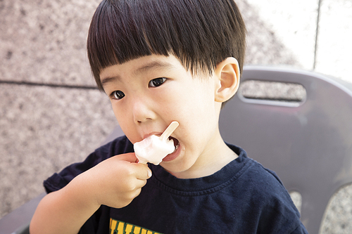 아이스크림을 먹고 있는 어린이