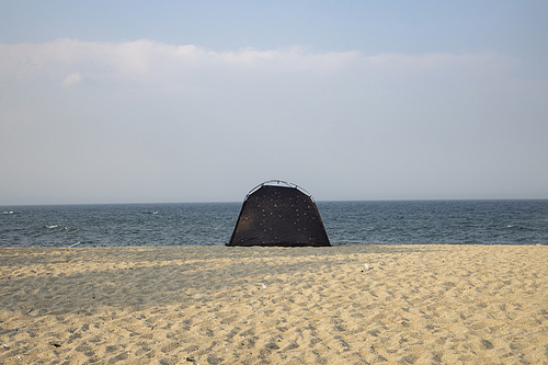 바닷가에 설치된 텐트