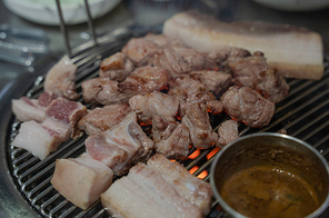 맛있게 구워진 제주도 흑돼지고기