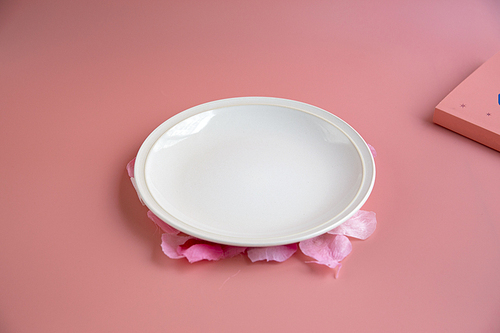 핑크색 바탕, 하얀색 접시와 포크, 나이프