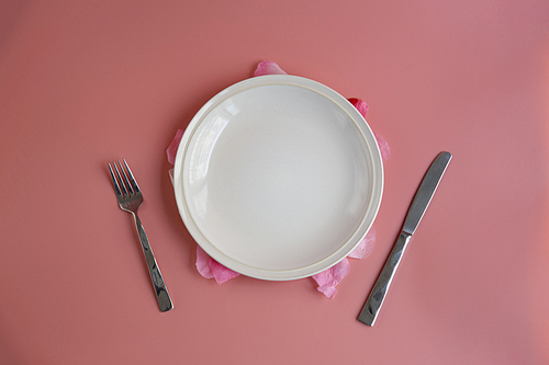 핑크색 바탕, 하얀색 접시와 포크, 나이프