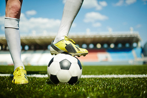 Football player waiting for the moment of kick-off