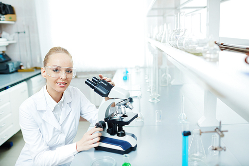 Woman making biotechnological research in lab