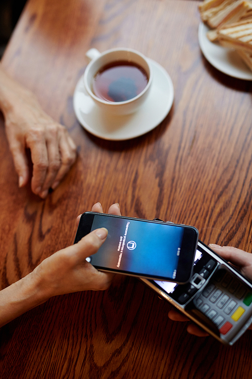 Client paying for snack in cafeteria through nfc technology