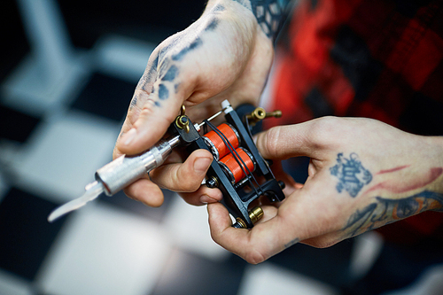Device for making tattoo in human hands
