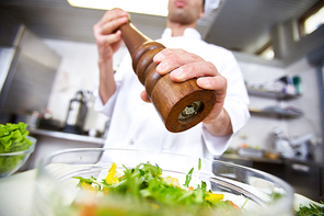 Chef seasoning frsh salad with spices