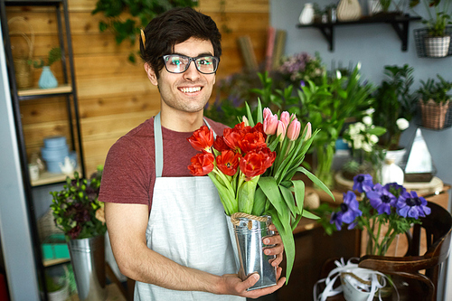 Florist with fresh tulips 