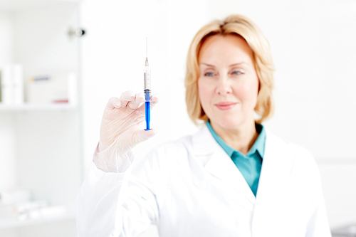 Assistant of practitioner preparing injection for sick patient | 유토이미지 ...