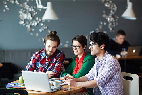 Modern designers reading online data necessary for their new project