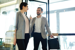 Two successful traders discussing working moments