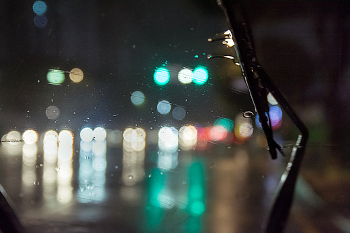 비내리는 날 자동차 창문의 빗물과 작동중인 와이퍼