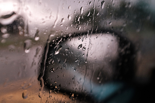 비오는날 자동차 사이드미러와 물방울