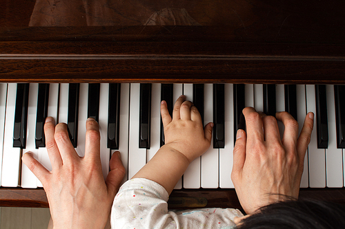 피아노와 아기 손가락