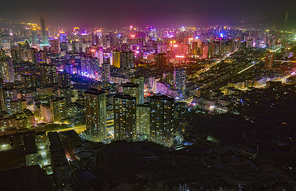 Niangshan, a young night, in the mist of the shrouded, distant mountains looming, and the bright lights of the city.