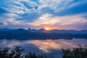 Sunrise,scenery,color,Collection of the Seasonal Scenery of Color Event Horizon,Collection of the Seasonal Beauty of Color Event Horizon,Nature,Travel,outdoors,At night,landscape,shan,twilight,The sun,Comfortable weather,summertime,lake,Daylight,Calm down,beautiful sceneries,fog